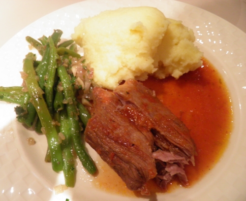 agneau,gigot d'agneau,fond d'agneau,fond de veau,carottes,oignons,céleri,tomates,romarin,coriandre,cumin,clous de girofle,ail,vin blanc,sel au piment d'espelette,gros sel, haricots, vinaigre de vin blanc