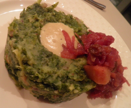 pommes de terre,chou frisé,lard fumé,graisse d'oie,oignons rouges,moutarde,piment d'espelette,fond de veau,bouillon de légumes,crème epaisse,mascarpone,pommes boscoop,gingembre,vinaigre de cidre,raisins secs,sucre de canne,sucre brun,clous de girofle