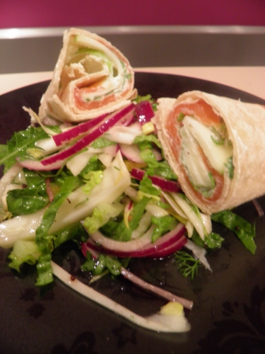tortilla mexicaine,concombre,ail,fromage blanc,saumon fûmé,poivre 5 baies,poivre viking,granny smith,roquette,chicons,fenouil,oignon rouge,salade romaine,huile de colza,huile d'olive,orange,vinaigre de cidre,aneth,raifort,miel