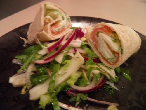 tortilla mexicaine,concombre,ail,fromage blanc,saumon fûmé,poivre 5 baies,poivre viking,granny smith,roquette,chicons,fenouil,oignon rouge,salade romaine,huile de colza,huile d'olive,orange,vinaigre de cidre,aneth,raifort,miel