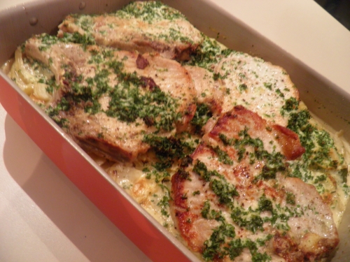 porc,pommes de terre,oignons,bouillon de veau,bouillon de volaille,ail,crème liquide,persil,thym,laurier