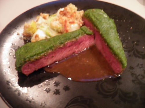 agneau,selle d'agneau,zaatar,citron,poireaux,choux de bruxelles,muscade,gruyère,cheddar,chapelure,coriandre,estragon,romarin,thym,persil,noisettes,moutarde à l'ancienne,fond de volaille,fond d'agneau,carotte,ail,vin rouge,vinaigre balsamique,miel,sucre