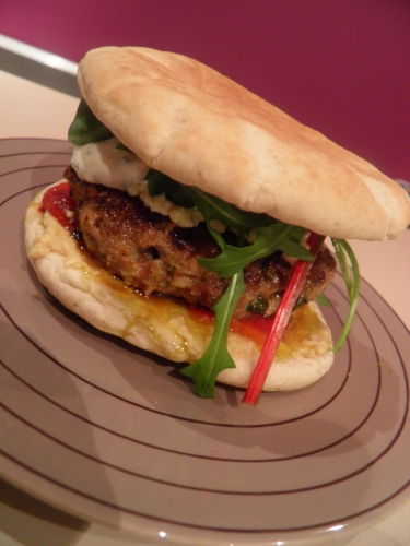 citron vert,menthe,agneau,moutarde,cumin,coriandre,curcurma,piment d'espelette,curry,pignons de pin,pistaches,roquette,poivron rouge,houmous,pain pita,feta,yaourt grec,ail,poischiches,tahiné