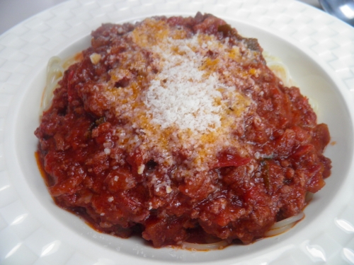 boeuf,veau,porc,jambon,tomates,carottes,céleri,oignons,muscade,sauge,basilic,huile d'olive,ail,vin rouge,bouillon de boeuf,piment d'espelette