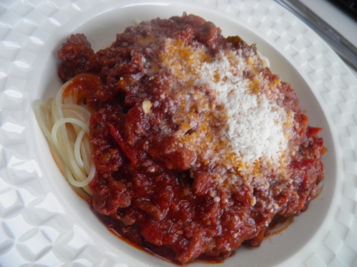 boeuf,veau,porc,jambon,tomates,carottes,céleri,oignons,muscade,sauge,basilic,huile d'olive,ail,vin rouge,bouillon de boeuf,piment d'espelette