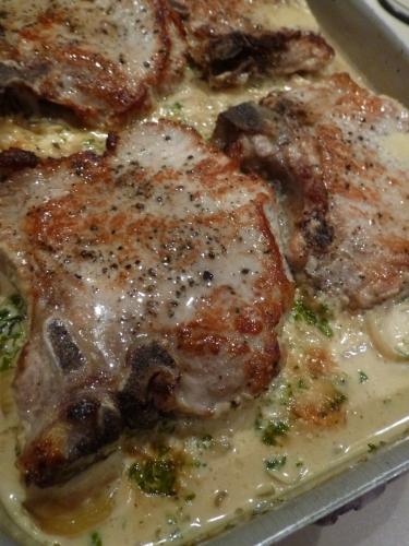 porc,pommes de terre,oignons,bouillon de veau,bouillon de volaille,ail,crème liquide,persil,thym,laurier