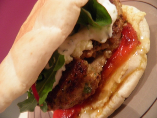 citron vert,menthe,agneau,moutarde,cumin,coriandre,curcurma,piment d'espelette,curry,pignons de pin,pistaches,roquette,poivron rouge,houmous,pain pita,feta,yaourt grec,ail,poischiches,tahiné