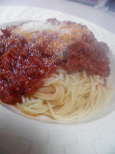 boeuf,veau,porc,jambon,tomates,carottes,céleri,oignons,muscade,sauge,basilic,huile d'olive,ail,vin rouge,bouillon de boeuf,piment d'espelette