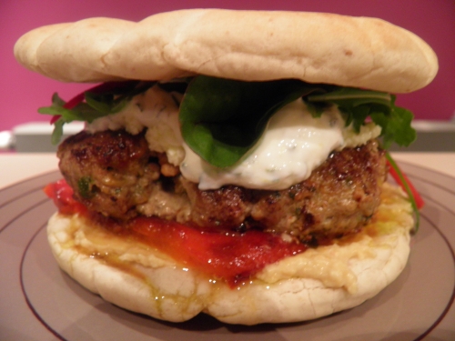 citron vert,menthe,agneau,moutarde,cumin,coriandre,curcurma,piment d'espelette,curry,pignons de pin,pistaches,roquette,poivron rouge,houmous,pain pita,feta,yaourt grec,ail,poischiches,tahiné