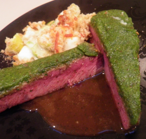 agneau,selle d'agneau,zaatar,citron,poireaux,choux de bruxelles,muscade,gruyère,cheddar,chapelure,coriandre,estragon,romarin,thym,persil,noisettes,moutarde à l'ancienne,fond de volaille,fond d'agneau,carotte,ail,vin rouge,vinaigre balsamique,miel,sucre