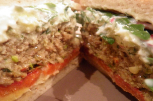 citron vert,menthe,agneau,moutarde,cumin,coriandre,curcurma,piment d'espelette,curry,pignons de pin,pistaches,roquette,poivron rouge,houmous,pain pita,feta,yaourt grec,ail,poischiches,tahiné