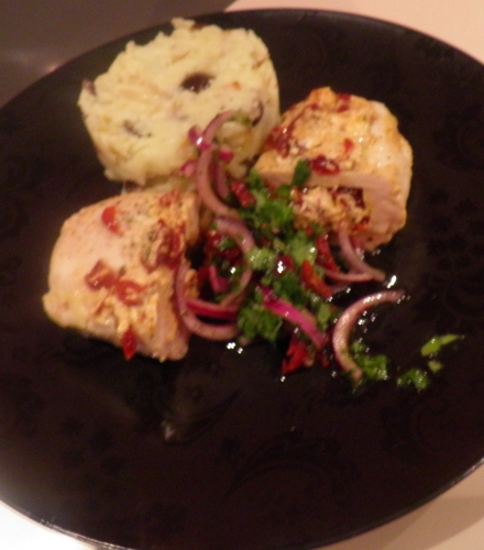 volaille,poulet,tomates séchées,fromage de chèvre,piment d'espelette,cumin,thym,coriandre,oignon rouge,vinaigre de vin rouge,poivre de cayenne,pomme de terre,olives noires