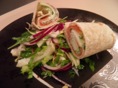 tortilla mexicaine,concombre,ail,fromage blanc,saumon fûmé,poivre 5 baies,poivre viking,granny smith,roquette,chicons,fenouil,oignon rouge,salade romaine,huile de colza,huile d'olive,orange,vinaigre de cidre,aneth,raifort,miel