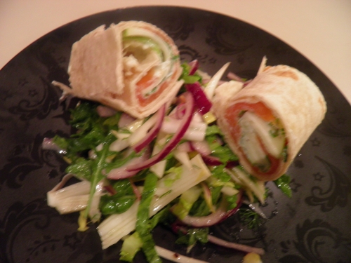 tortilla mexicaine,concombre,ail,fromage blanc,saumon fûmé,poivre 5 baies,poivre viking,granny smith,roquette,chicons,fenouil,oignon rouge,salade romaine,huile de colza,huile d'olive,orange,vinaigre de cidre,aneth,raifort,miel