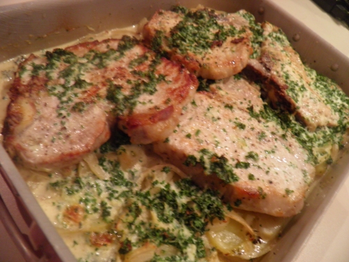 porc,pommes de terre,oignons,bouillon de veau,bouillon de volaille,ail,crème liquide,persil,thym,laurier