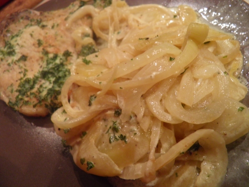 porc,pommes de terre,oignons,bouillon de veau,bouillon de volaille,ail,crème liquide,persil,thym,laurier