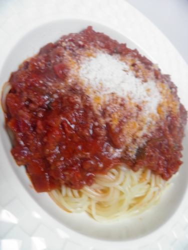 boeuf,veau,porc,jambon,tomates,carottes,céleri,oignons,muscade,sauge,basilic,huile d'olive,ail,vin rouge,bouillon de boeuf,piment d'espelette