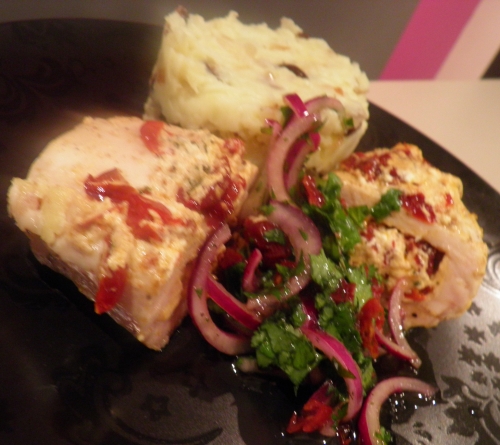 volaille,poulet,tomates séchées,fromage de chèvre,piment d'espelette,cumin,thym,coriandre,oignon rouge,vinaigre de vin rouge,poivre de cayenne,pomme de terre,olives noires