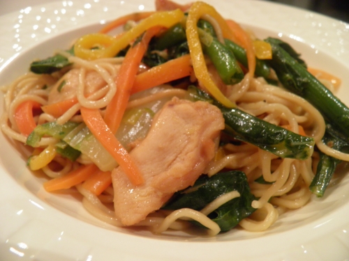 fécule de maïs,vin shaoxing,sauce huîtres,gingembre,jeunes oignons,carottes,haricots princesses,poivron jaune,poivron vert,sambal oelek,piment oiseaux,ketjap manis,citronelle,poulet,nouilles chinoises,huile de tournesol,huile de sésame,ail,paksoï,shiitakes,bouillon de volaille,lait de coco,coriandre,mirin