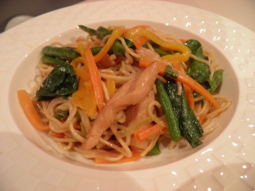 fécule de maïs,vin shaoxing,sauce huîtres,gingembre,jeunes oignons,carottes,haricots princesses,poivron jaune,poivron vert,sambal oelek,piment oiseaux,ketjap manis,citronelle,poulet,nouilles chinoises,huile de tournesol,huile de sésame,ail,paksoï,shiitakes,bouillon de volaille,lait de coco,coriandre,mirin
