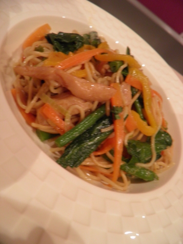 fécule de maïs,vin shaoxing,sauce huîtres,gingembre,jeunes oignons,carottes,haricots princesses,poivron jaune,poivron vert,sambal oelek,piment oiseaux,ketjap manis,citronelle,poulet,nouilles chinoises,huile de tournesol,huile de sésame,ail,paksoï,shiitakes,bouillon de volaille,lait de coco,coriandre,mirin