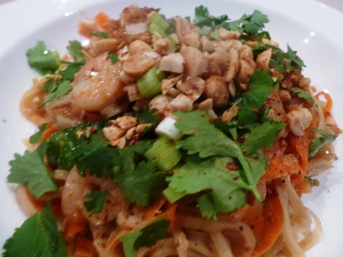 crevettes,chicons,carotte,asperges vertes,citron vert,coriandre,cacaouhetes,piments,vermicelle,nam pla,sauce poisson,ketjap manis,ail,gingembre,vinaigre de riz,citronelle,kefir,jeunes oignons