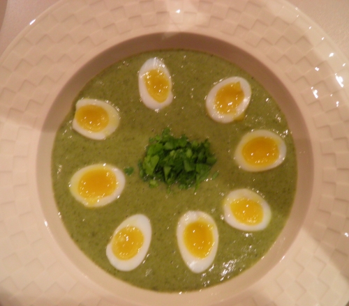 fanes de navets,poireau,pomme de terre,coriandre,cardamome,ail,crème epaisse,fromage de chèvre aux fines herbes,muscade,bouillon de volaille,oeuf,oeufs de caille,persil