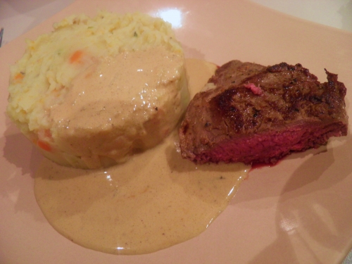 cheval,moutarde de dijon,muscade,légumes de pot-au-feu,bouillon de pot-au-feu,pommes de terre,crème liquide,échalotes,vin blanc