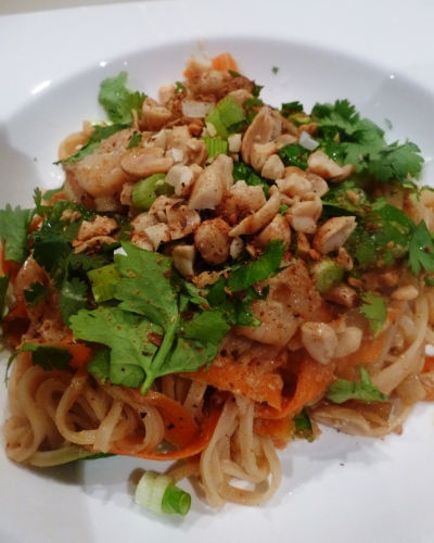 crevettes,chicons,carotte,asperges vertes,citron vert,coriandre,cacaouhetes,piments,vermicelle,nam pla,sauce poisson,ketjap manis,ail,gingembre,vinaigre de riz,citronelle,kefir,jeunes oignons