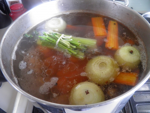 queue de boeuf,jarret de veau,jarret de boeuf,jambonneau,moelle,carottes,navets,chou frisé,céleri rave,chou rave,poireaux,topinambours,pommes de terre,oignons,girofle,céleri,bouquet garni,ail,persil,miso
