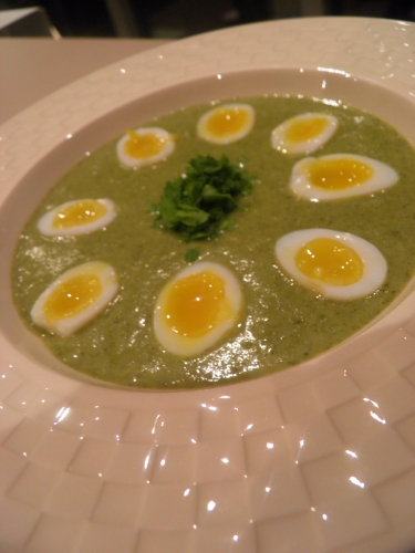 fanes de navets,poireau,pomme de terre,coriandre,cardamome,ail,crème epaisse,fromage de chèvre aux fines herbes,muscade,bouillon de volaille,oeuf,oeufs de caille,persil