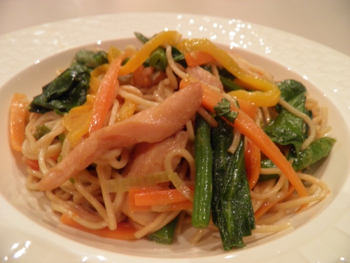 fécule de maïs,vin shaoxing,sauce huîtres,gingembre,jeunes oignons,carottes,haricots princesses,poivron jaune,poivron vert,sambal oelek,piment oiseaux,ketjap manis,citronelle,poulet,nouilles chinoises,huile de tournesol,huile de sésame,ail,paksoï,shiitakes,bouillon de volaille,lait de coco,coriandre,mirin