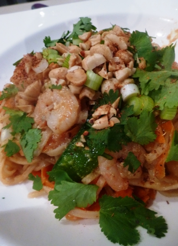 crevettes,chicons,carotte,asperges vertes,citron vert,coriandre,cacaouhetes,piments,vermicelle,nam pla,sauce poisson,ketjap manis,ail,gingembre,vinaigre de riz,citronelle,kefir,jeunes oignons