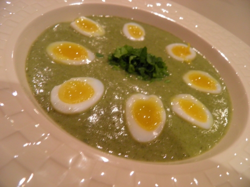 fanes de navets,poireau,pomme de terre,coriandre,cardamome,ail,crème epaisse,fromage de chèvre aux fines herbes,muscade,bouillon de volaille,oeuf,oeufs de caille,persil