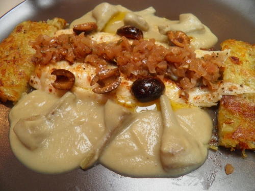 artichauts,bouillon de volaille,fenouil,crème epaisse,soles,artichauts poivrade,olives noires,citron,oignons roses,estragon,vinaigre de sherry,aubergine,tapenade d'olives noires,basilic,pommes de terre