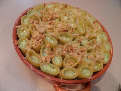 tomates,aubergine,courgette,céleri vert,oignon,ail,origan,paccheri,pâtes,chèvre frais,ricotta fraîche,parmesan,piment d'espelette,roquette,basilic,menthe,coriandre,estragon,pignons de pin