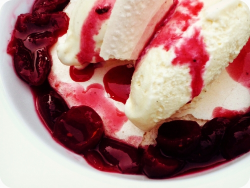 lait,beurre,crème,sucre,oeufs,vanille,cerises,citron,menthe,piment d'espelette,cannelle,kirsch,coulis de framboises,framboises,maïzena