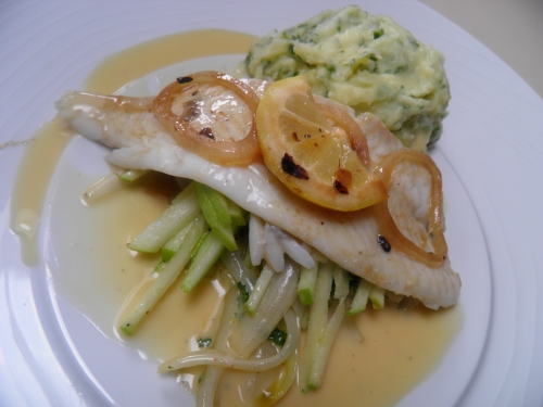 barbue,chicons,granny smith,echalote,vadouvan,noilly prat,citron,céleri,vin blanc,bintjes,pommes de terre,fumet de poisson,beurre,persil,ciboulette