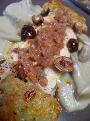 artichauts,bouillon de volaille,fenouil,crème epaisse,soles,artichauts poivrade,olives noires,citron,oignons roses,estragon,vinaigre de sherry,aubergine,tapenade d'olives noires,basilic,pommes de terre