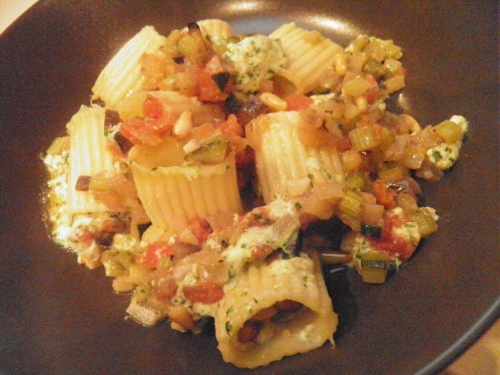 tomates,aubergine,courgette,céleri vert,oignon,ail,origan,paccheri,pâtes,chèvre frais,ricotta fraîche,parmesan,piment d'espelette,roquette,basilic,menthe,coriandre,estragon,pignons de pin