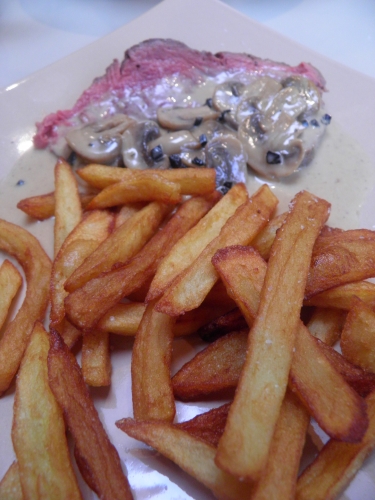 rosbeef,filet mignon,boeuf,carotte,laurier,thym,echalotes,céleri vert,champignons de paris,sherry,xères,porto rouge,whisky,crème,fond de gibier,fond brun,jus de truffe,truffe,melanosporum