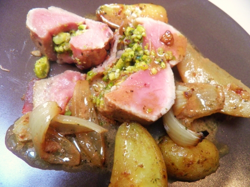 Pistaches, Porc, Filet de Porc, Grenailles, Oignons, Poires, Conférences, Sauge, Fond de Veau, Sirop de Liège, Jambon Fûmé, Herbes de Provence