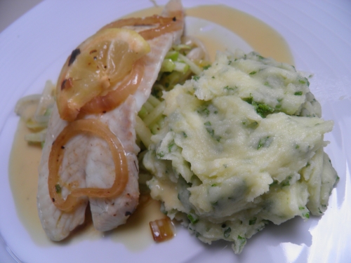 barbue,chicons,granny smith,echalote,vadouvan,noilly prat,citron,céleri,vin blanc,bintjes,pommes de terre,fumet de poisson,beurre,persil,ciboulette