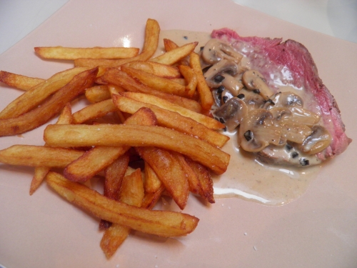 rosbeef,filet mignon,boeuf,carotte,laurier,thym,echalotes,céleri vert,champignons de paris,sherry,xères,porto rouge,whisky,crème,fond de gibier,fond brun,jus de truffe,truffe,melanosporum