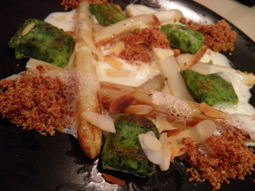 asperges blanches,asperges de malines,jambon ganda,panko,amandes,ail des ours,crème,citron,laurier,farine,parmesan,muscade,beurre clarifié,mimolette