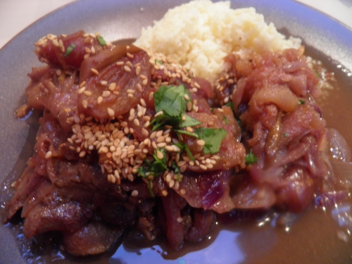 canard,cuisses de canard confites,oignons rouges,cannelle,fond de volaille,vinaigre de xérès,miel,dattes,coriandre,sésame grillé,semoule, cayenne, coriandre en poudre