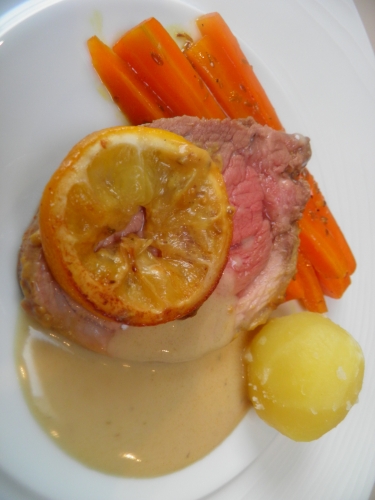 porc,rôtu de porc,porc livar,carotte,céleri,poireau,worcestershire,champignons,jambon fûmé,boscoop,pomme,vin blanc sec,eau de villée,romarin,sauge,fond de veau,moutarde au miel,miel,girofle,citron,crème,maïzena,cumin,jus d'orange,fond de volaille