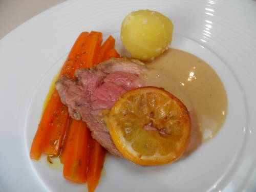 porc,rôtu de porc,porc livar,carotte,céleri,poireau,worcestershire,champignons,jambon fûmé,boscoop,pomme,vin blanc sec,eau de villée,romarin,sauge,fond de veau,moutarde au miel,miel,girofle,citron,crème,maïzena,cumin,jus d'orange,fond de volaille