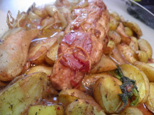Pistaches, Porc, Filet de Porc, Grenailles, Oignons, Poires, Conférences, Sauge, Fond de Veau, Sirop de Liège, Jambon Fûmé, Herbes de Provence