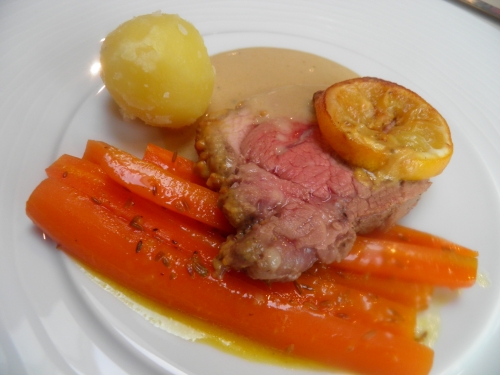 porc,rôtu de porc,porc livar,carotte,céleri,poireau,worcestershire,champignons,jambon fûmé,boscoop,pomme,vin blanc sec,eau de villée,romarin,sauge,fond de veau,moutarde au miel,miel,girofle,citron,crème,maïzena,cumin,jus d'orange,fond de volaille